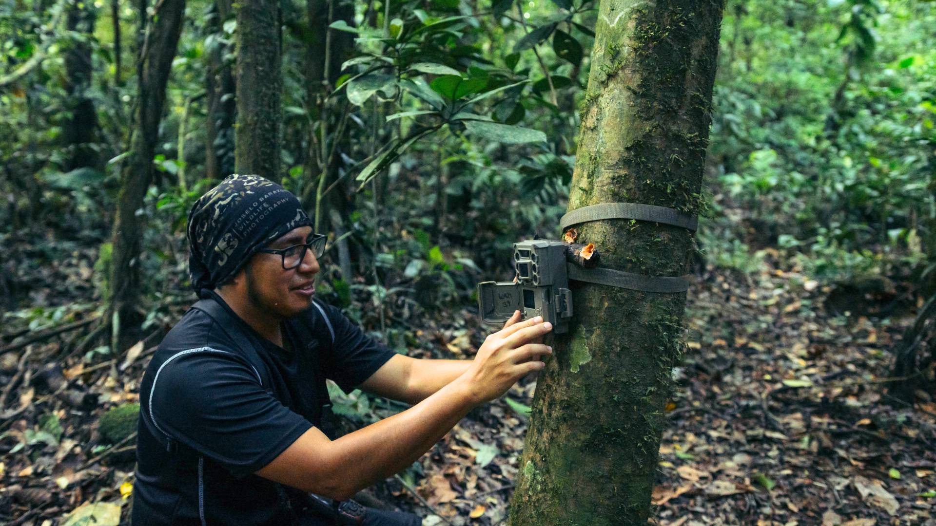 Gabriel setting camera trap by Carlos Gonzales